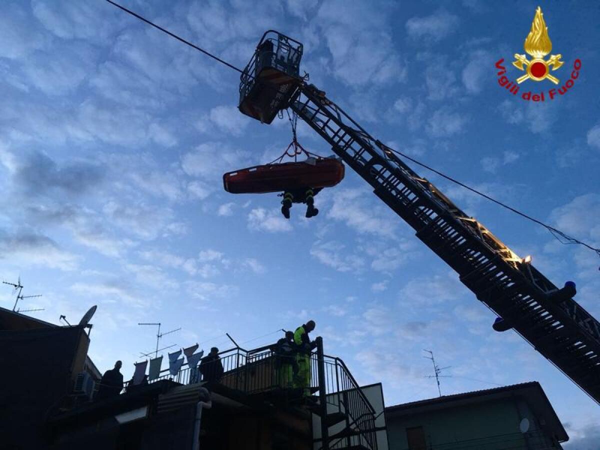 ACI CATENA: Persona in grave sovrappeso non poteva raggiungere l’ambulanza, salvata dai vigili del fuoco -Le foto - 