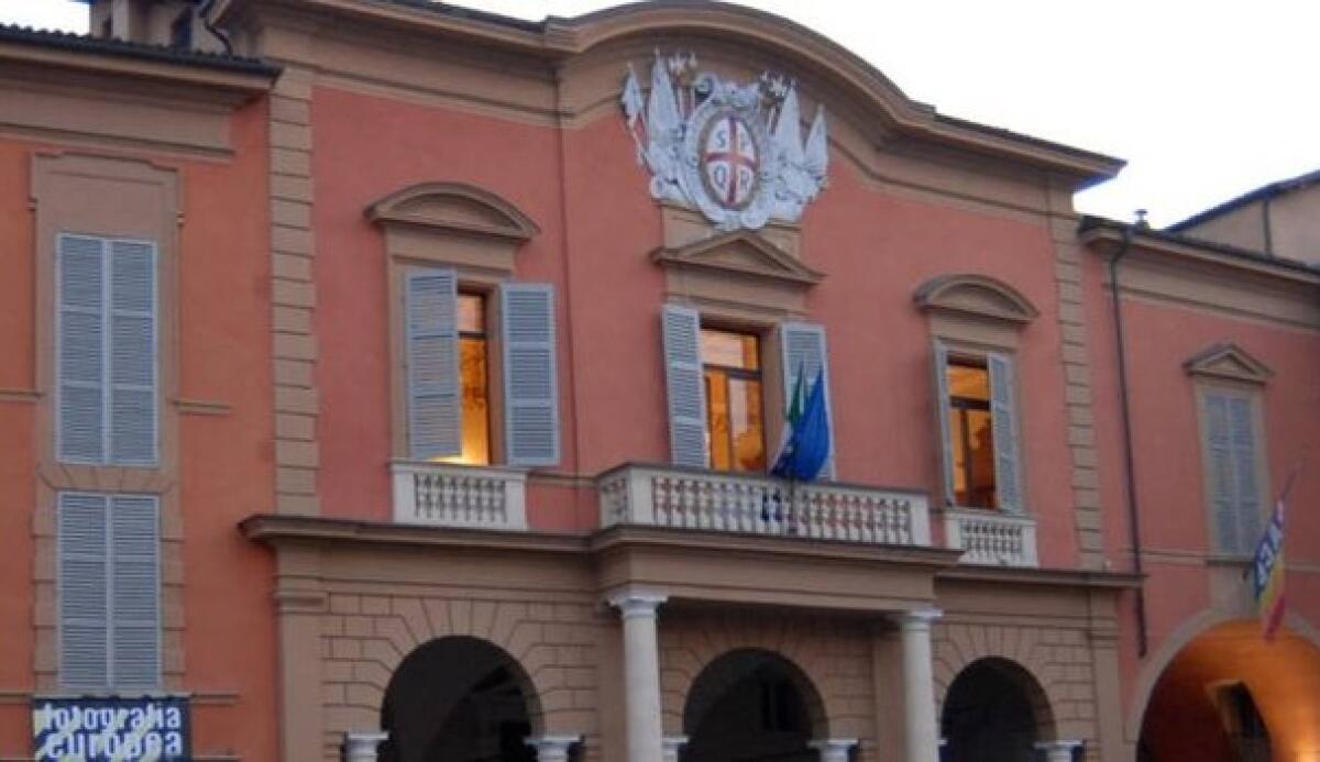 Lui non si presenta alle nozze, lei lo cerca e lo picchia - 