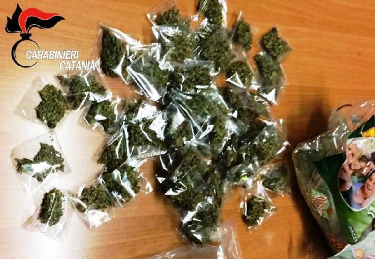 SCORDIA: Dallo scooter in corsa lancia un sacchetto pieno di droga. Inseguito ed arrestato. - 