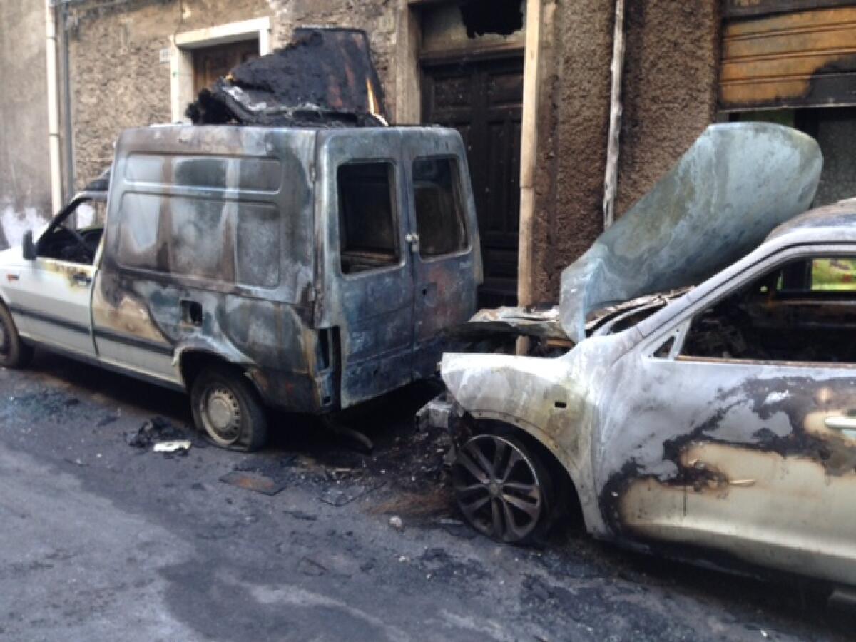 PATERNO': Notte di paura e fuoco in via Rosolino Pilo - Le foto - 