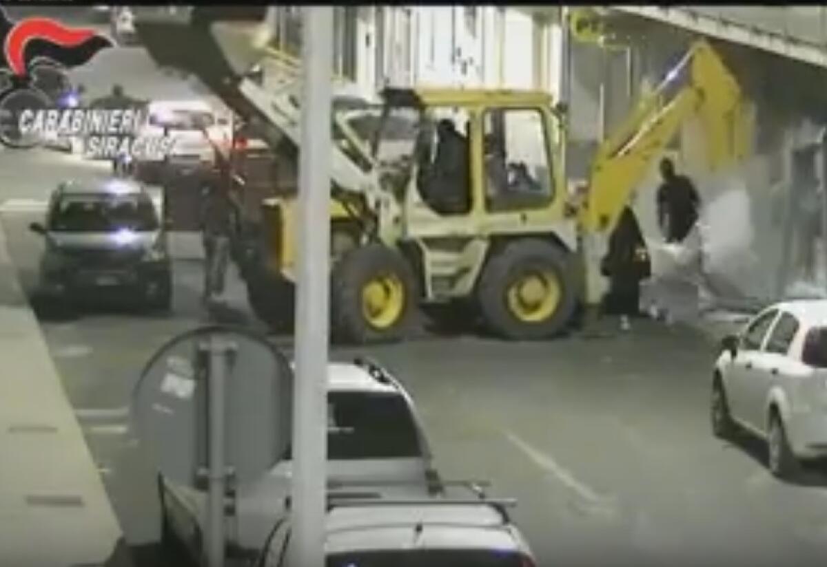 Sgominata banda dedita ai furti di bancomat con l’escavatore, 9 arrestati - IL VIDEO - 