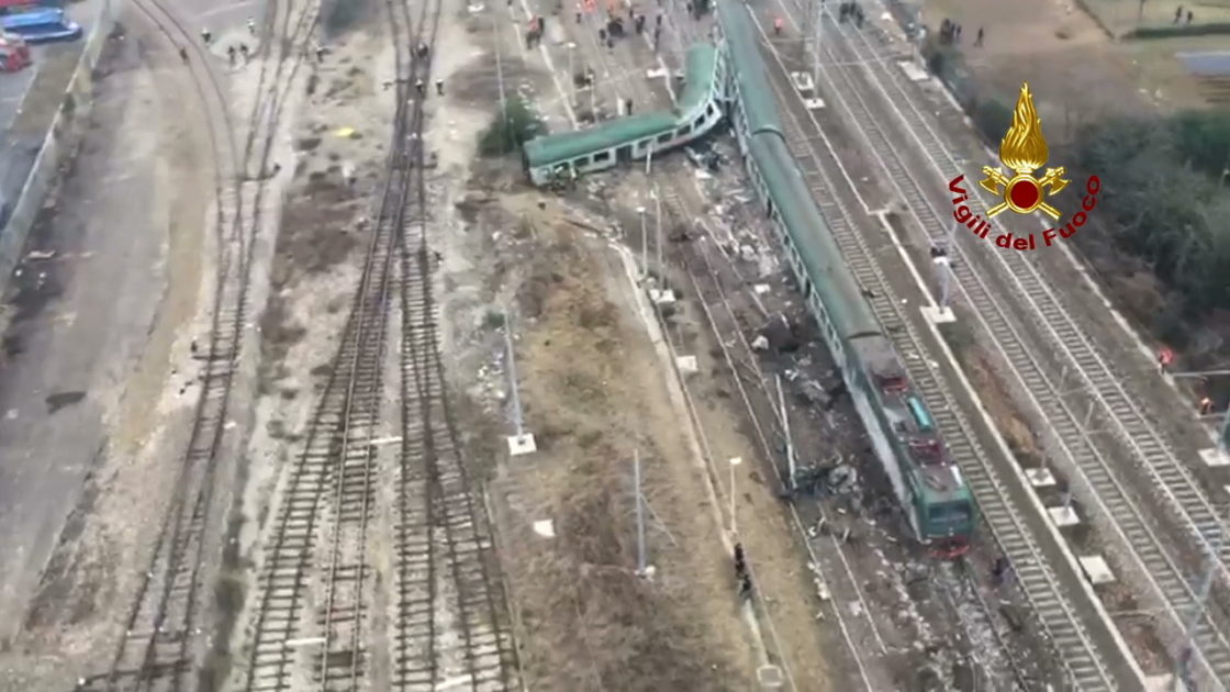 Treno deragliato a Pioltello: morte tre donne, 46 feriti di cui cinque molto gravi