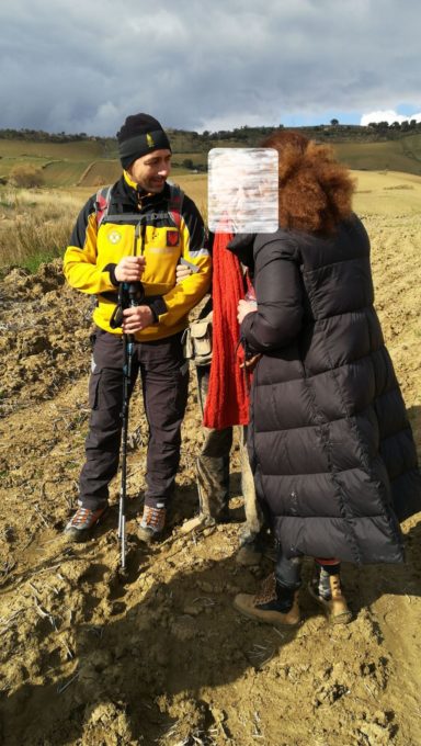 SOCCORSO ALPINO GUARDIA DI FINANZA DI NICOLOSI: TROVATO E SALVATO L’ANZIANO AGRICOLTORE DISPERSO NELLE CAMPAGNE NELL’ENNESE