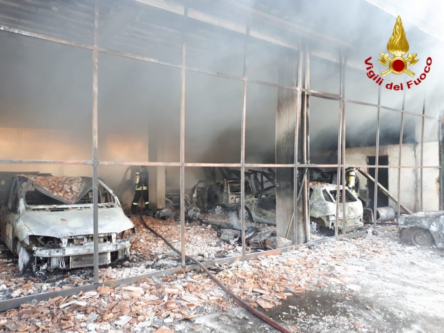 ZAFFERANA: A fuoco deposito di pullman - Le foto