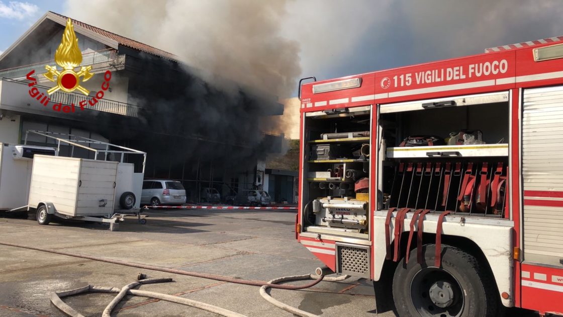 ZAFFERANA: A fuoco deposito di pullman - Le foto