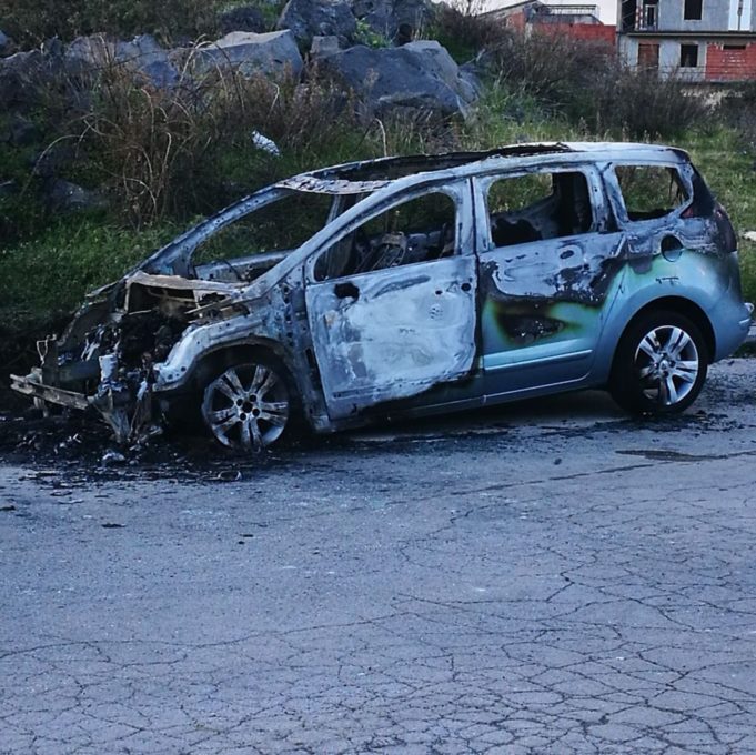 Paternò, altra auto in fiamme - Le foto