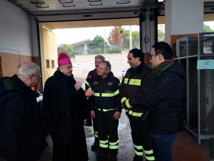 PATERNO': L’Arcivescovo Gristina in visita al distaccamento dei Vigili del Fuoco - FOTO