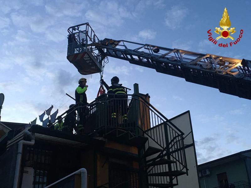 ACI CATENA: Persona in grave sovrappeso non poteva raggiungere l’ambulanza, salvata dai vigili del fuoco -Le foto