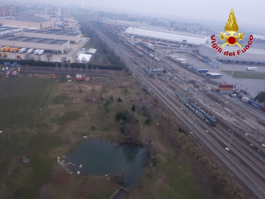 Deraglia un treno nel Milanese, almeno due morti e piu di 100 feriti - FOTO E VIDEO