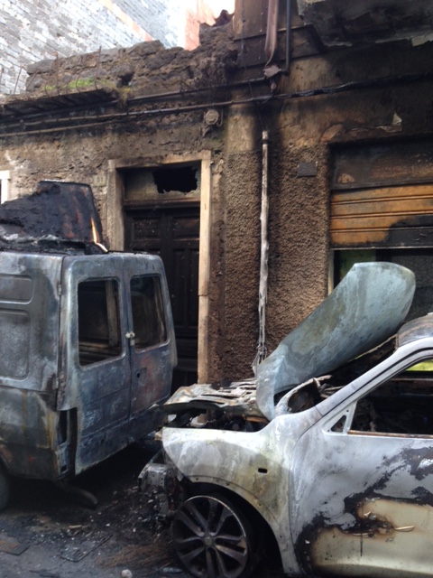 PATERNO': Notte di paura e fuoco in via Rosolino Pilo - Le foto