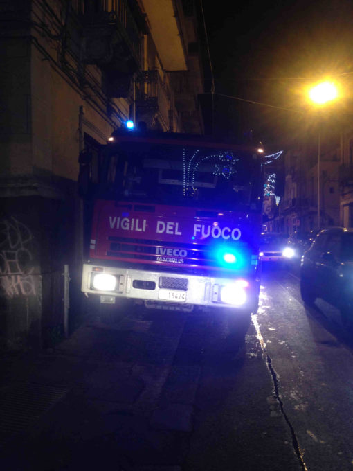 Paternò: A fuoco stufa e un lampione, rischioso intervento dei Vigili del Fuoco del locale distaccamento. Le foto