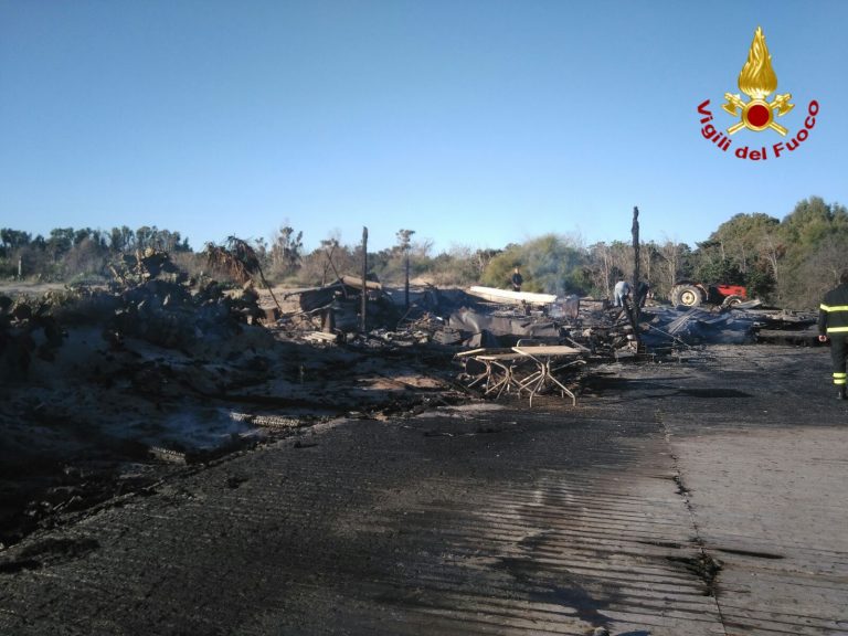 In fiamme il Lido Le Capannine: vigili a lavoro per tutta la notte