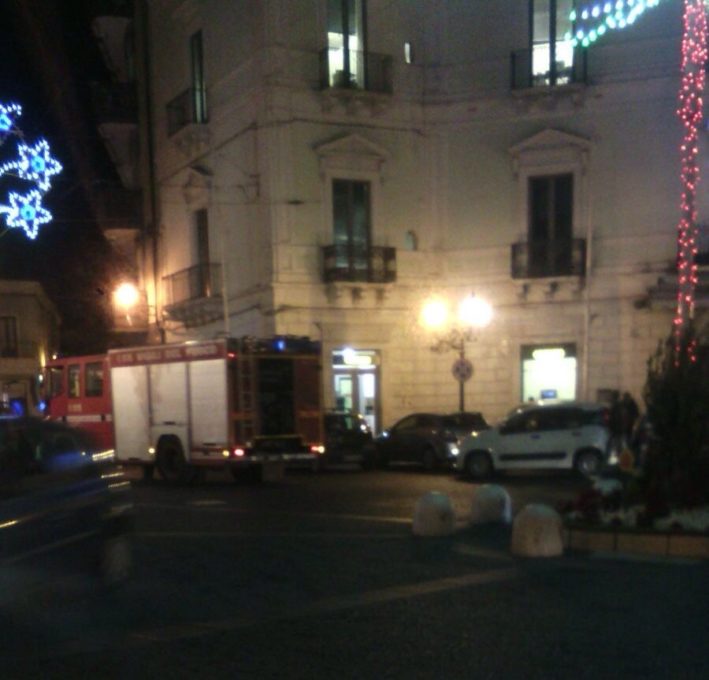 Paternò: A fuoco stufa e un lampione, rischioso intervento dei Vigili del Fuoco del locale distaccamento.