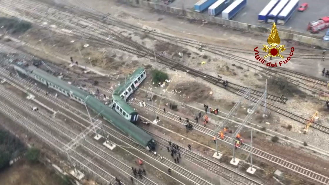 Treno deragliato a Pioltello: morte tre donne, 46 feriti di cui cinque molto gravi
