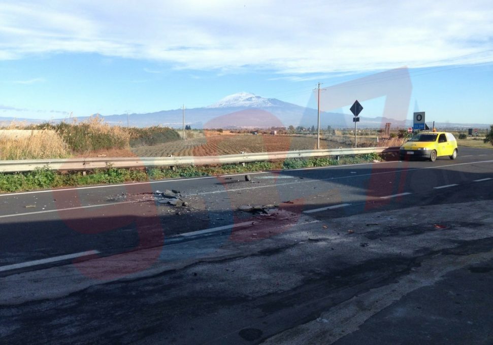 Bivio Iannarello, scontro frontale 4 feriti, 2 gravi - Le Foto