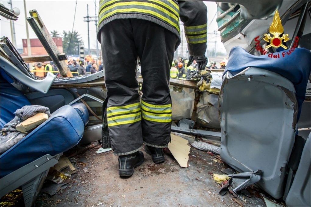 Treno deragliato a Pioltello: morte tre donne, 46 feriti di cui cinque molto gravi