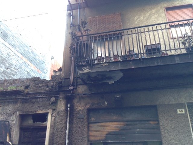 PATERNO': Notte di paura e fuoco in via Rosolino Pilo - Le foto