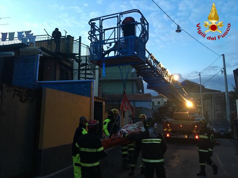 ACI CATENA: Persona in grave sovrappeso non poteva raggiungere l’ambulanza, salvata dai vigili del fuoco -Le foto