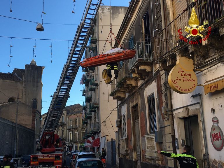CATANIA: si frattura il femore: spettacolare intervento dei vigili del fuoco per salvarlo - Le foto