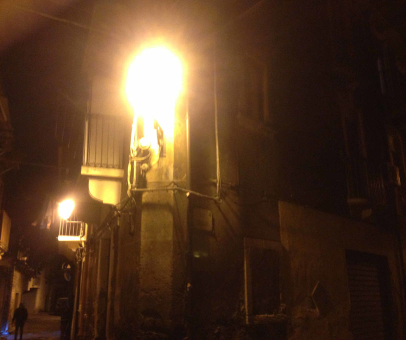 Paternò: A fuoco stufa e un lampione, rischioso intervento dei Vigili del Fuoco del locale distaccamento.