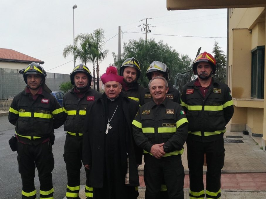 PATERNO': L’Arcivescovo Gristina in visita al distaccamento dei Vigili del Fuoco - FOTO