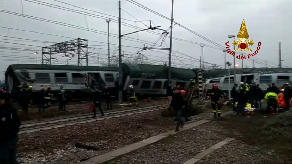Treno deragliato a Pioltello: morte tre donne, 46 feriti di cui cinque molto gravi