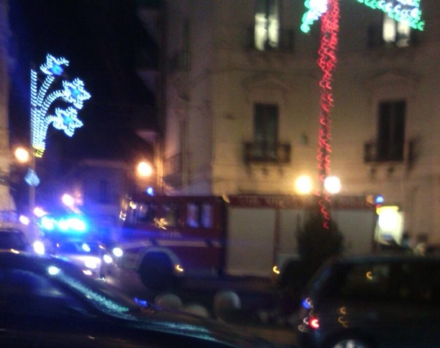 Paternò: A fuoco stufa e un lampione, rischioso intervento dei Vigili del Fuoco del locale distaccamento. Le foto