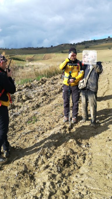 SOCCORSO ALPINO GUARDIA DI FINANZA DI NICOLOSI: TROVATO E SALVATO L’ANZIANO AGRICOLTORE DISPERSO NELLE CAMPAGNE NELL’ENNESE