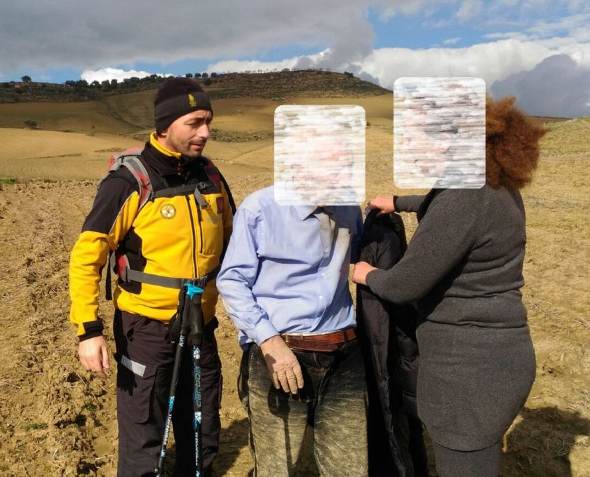 SOCCORSO ALPINO GUARDIA DI FINANZA DI NICOLOSI: TROVATO E SALVATO L’ANZIANO AGRICOLTORE DISPERSO NELLE CAMPAGNE NELL’ENNESE