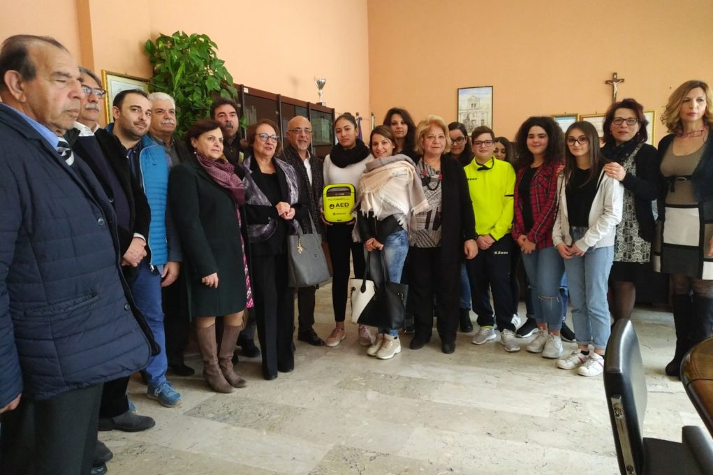 PATERNO': Il Kiwanis di Paternò dona un defibrillatore all'Istituto Comprensivo Don Milani - LE FOTO
