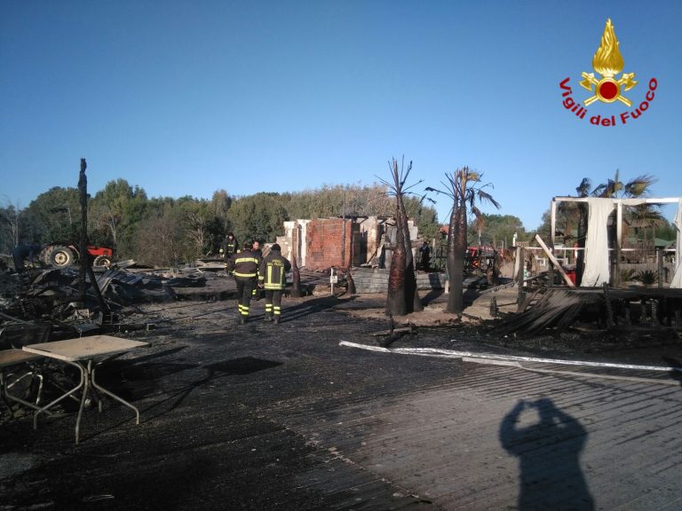 In fiamme il Lido Le Capannine: vigili a lavoro per tutta la notte