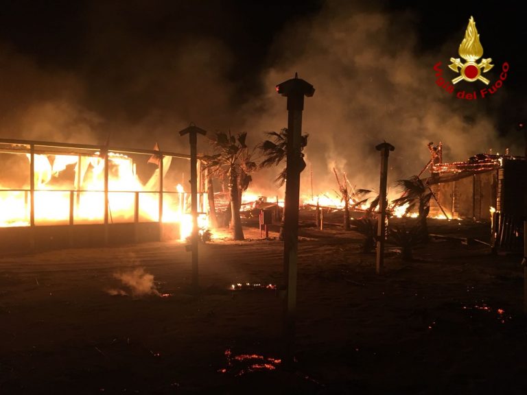 In fiamme il Lido Le Capannine: vigili a lavoro per tutta la notte
