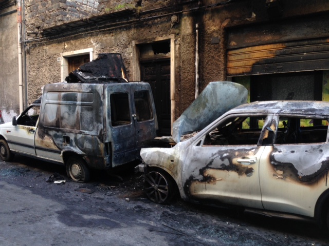 PATERNO': Notte di paura e fuoco in via Rosolino Pilo - Le foto