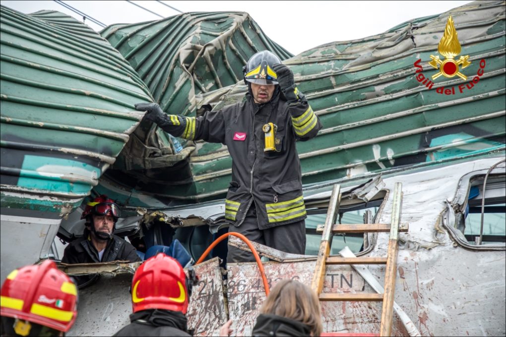 Treno deragliato a Pioltello: morte tre donne, 46 feriti di cui cinque molto gravi