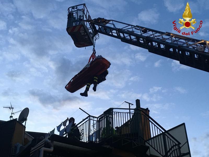 ACI CATENA: Persona in grave sovrappeso non poteva raggiungere l’ambulanza, salvata dai vigili del fuoco -Le foto