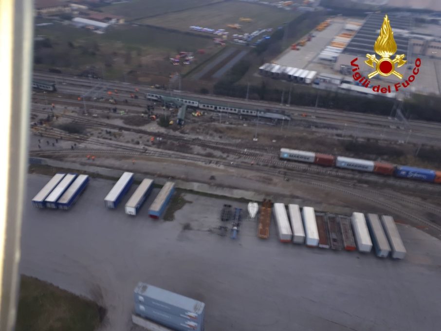 Deraglia un treno nel Milanese, almeno due morti e piu di 100 feriti - FOTO E VIDEO