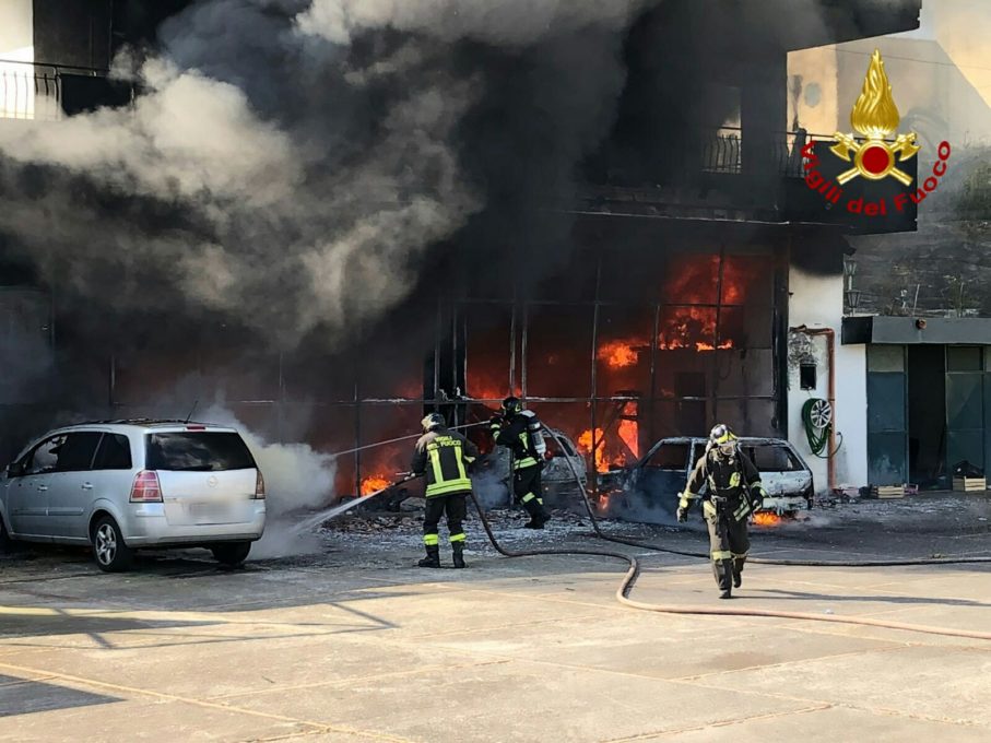 ZAFFERANA: A fuoco deposito di pullman - Le foto