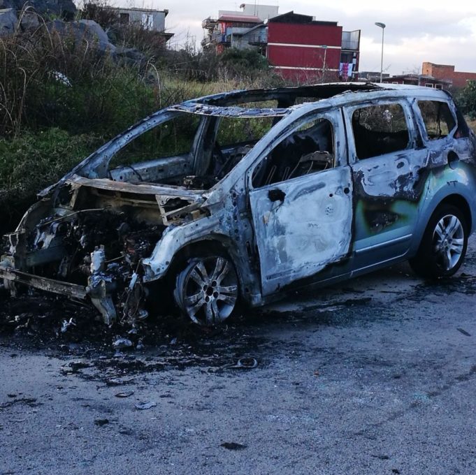 Paternò, altra auto in fiamme - Le foto