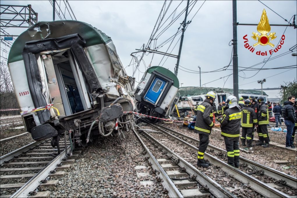 Treno deragliato a Pioltello: morte tre donne, 46 feriti di cui cinque molto gravi