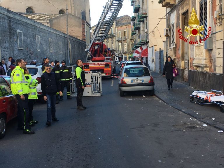 CATANIA: si frattura il femore: spettacolare intervento dei vigili del fuoco per salvarlo - Le foto