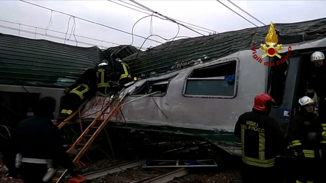Deraglia un treno nel Milanese, almeno due morti e piu di 100 feriti - FOTO E VIDEO