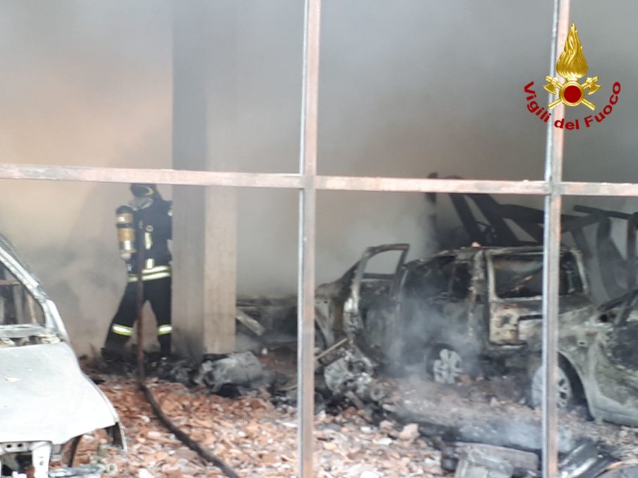 ZAFFERANA: A fuoco deposito di pullman - Le foto