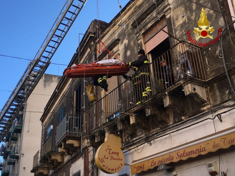 CATANIA: si frattura il femore: spettacolare intervento dei vigili del fuoco per salvarlo - Le foto