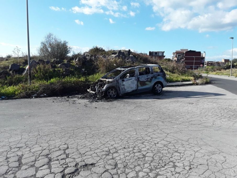 Paternò, altra auto in fiamme - Le foto