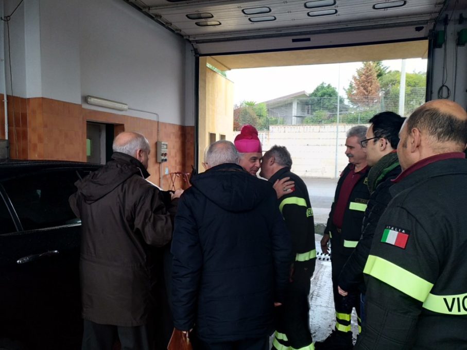 PATERNO': L’Arcivescovo Gristina in visita al distaccamento dei Vigili del Fuoco - FOTO