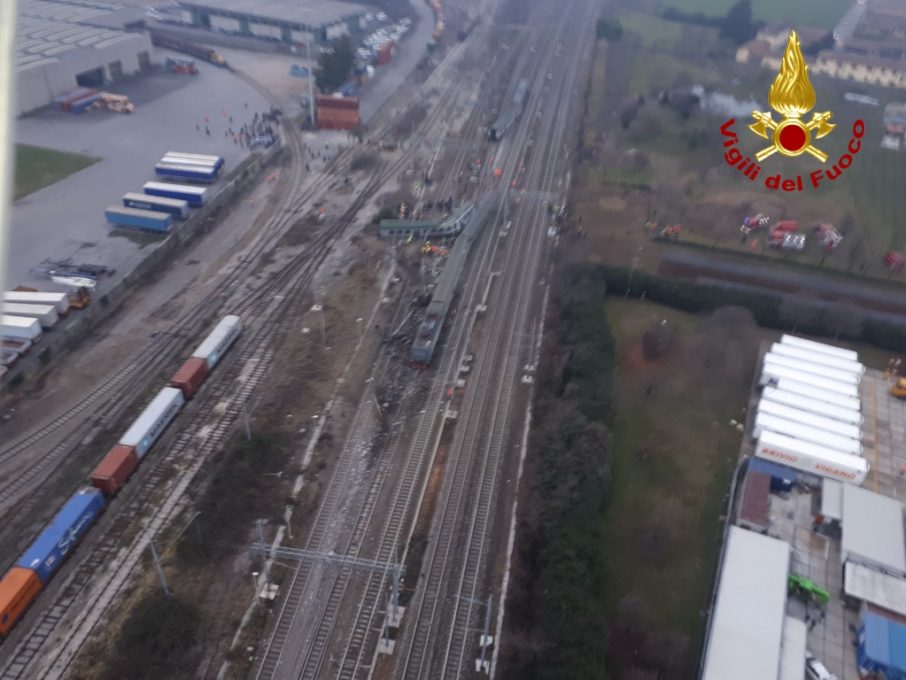 Deraglia un treno nel Milanese, almeno due morti e piu di 100 feriti - FOTO E VIDEO