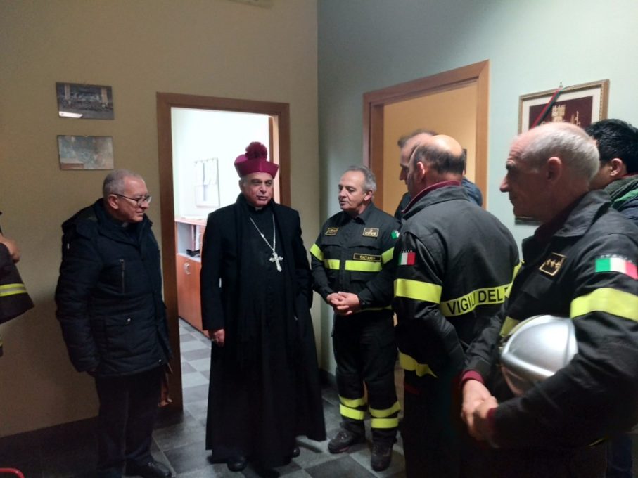 PATERNO': L’Arcivescovo Gristina in visita al distaccamento dei Vigili del Fuoco - FOTO