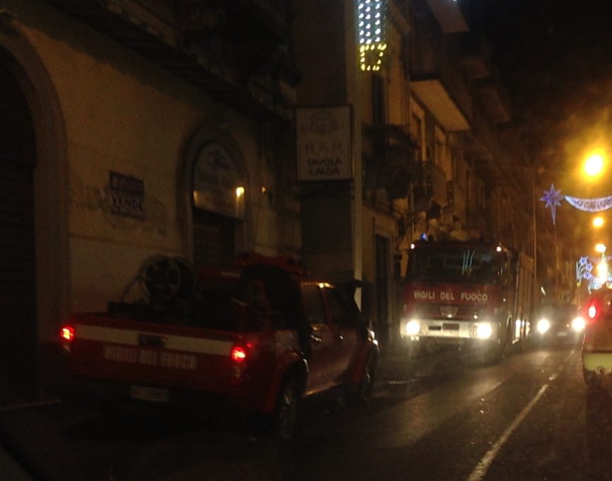 Paternò: A fuoco stufa e un lampione, rischioso intervento dei Vigili del Fuoco del locale distaccamento. Le foto