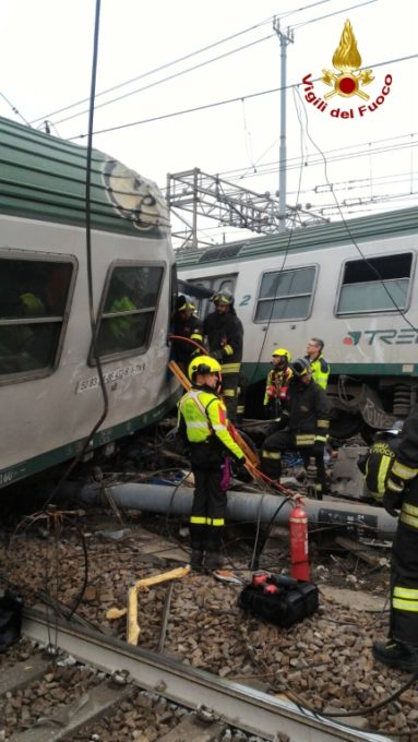Treno deragliato a Pioltello: morte tre donne, 46 feriti di cui cinque molto gravi