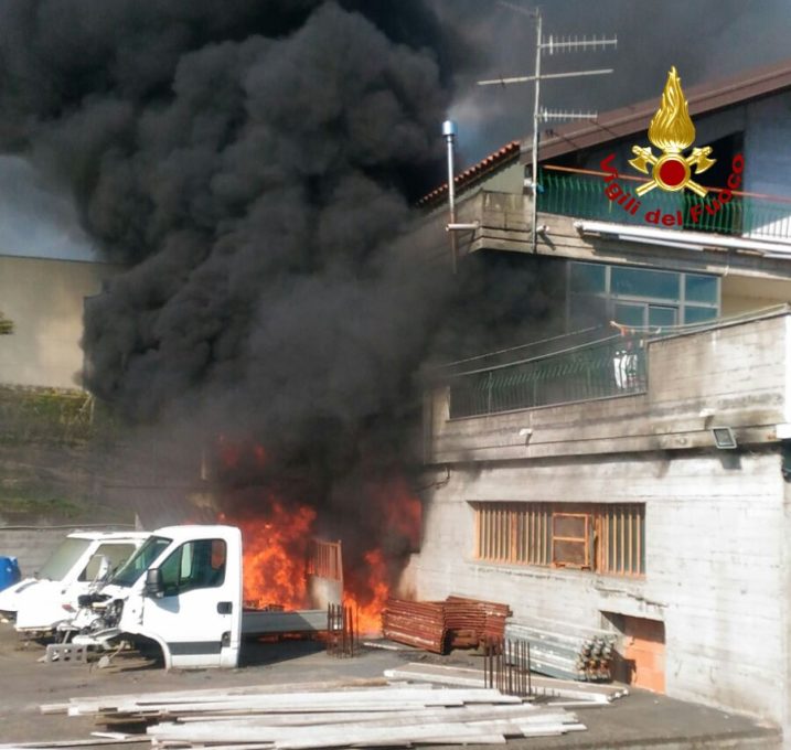 ZAFFERANA: A fuoco deposito di pullman - Le foto